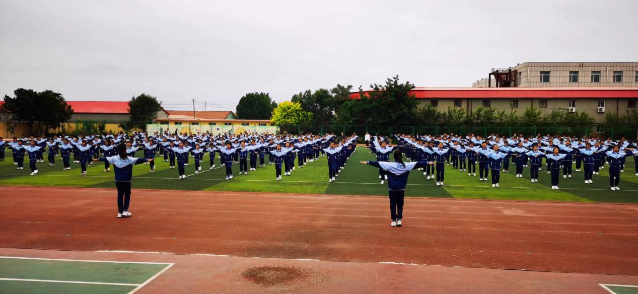 南大港产业园区开展首届小学生广播操比赛_fororder_图片 1