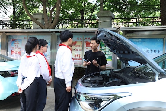 探索汽车奥秘 收获科学梦想 上汽大众科技节走进校园_fororder_image011