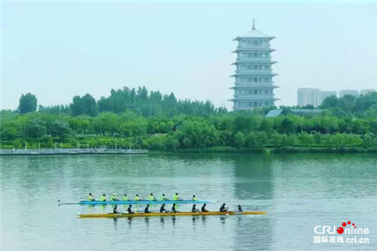 【体娱 显示图在稿件最下方】西安浐灞生态区举办第五届“灞河竞渡”赛艇挑战赛