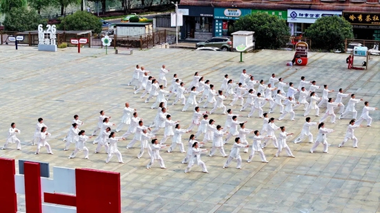 黔南州300余名太极拳爱好者齐聚都匀“大展拳脚”尽享全民健身欢乐_fororder_d179f5fc0d301df1bb5158f13668a87d-sz_9396643.webp