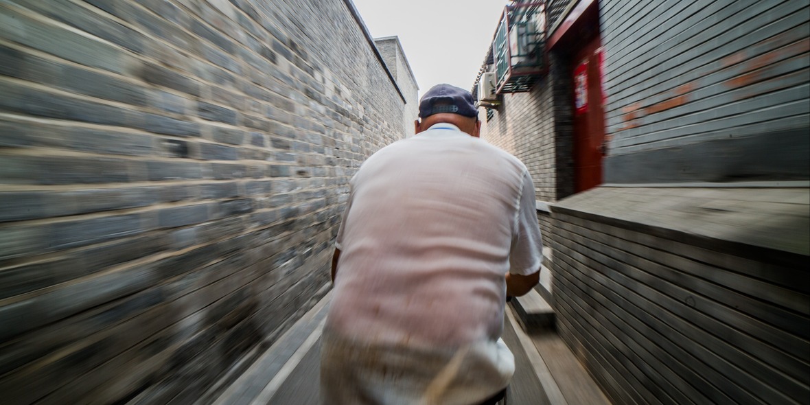 Un homme conduisant un tricycle dans un Hutong_fororder_CqgNOlrkSPuADo74AAAAAAAAAAA187.4000x2000.1180x590