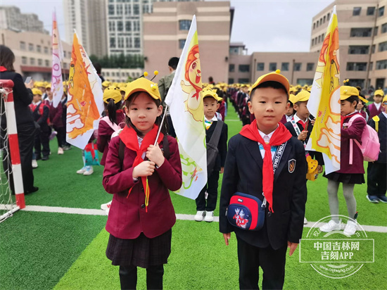 慕了！慕了！“擎天柱”“大黄蜂”都来了！ 东师附小的“六一”遇“校节”玩嗨了