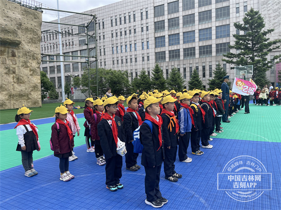 慕了！慕了！“擎天柱”“大黄蜂”都来了！ 东师附小的“六一”遇“校节”玩嗨了