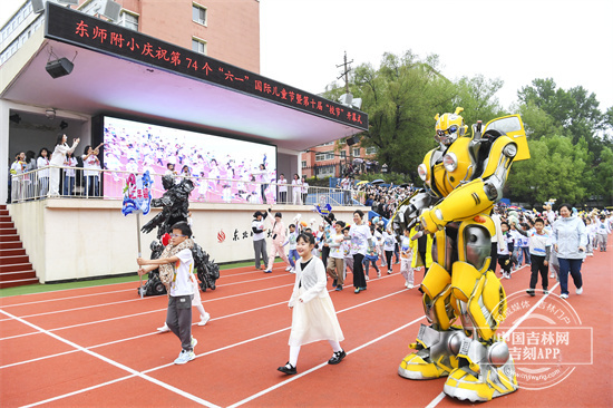 慕了！慕了！“擎天柱”“大黄蜂”都来了！ 东师附小的“六一”遇“校节”玩嗨了