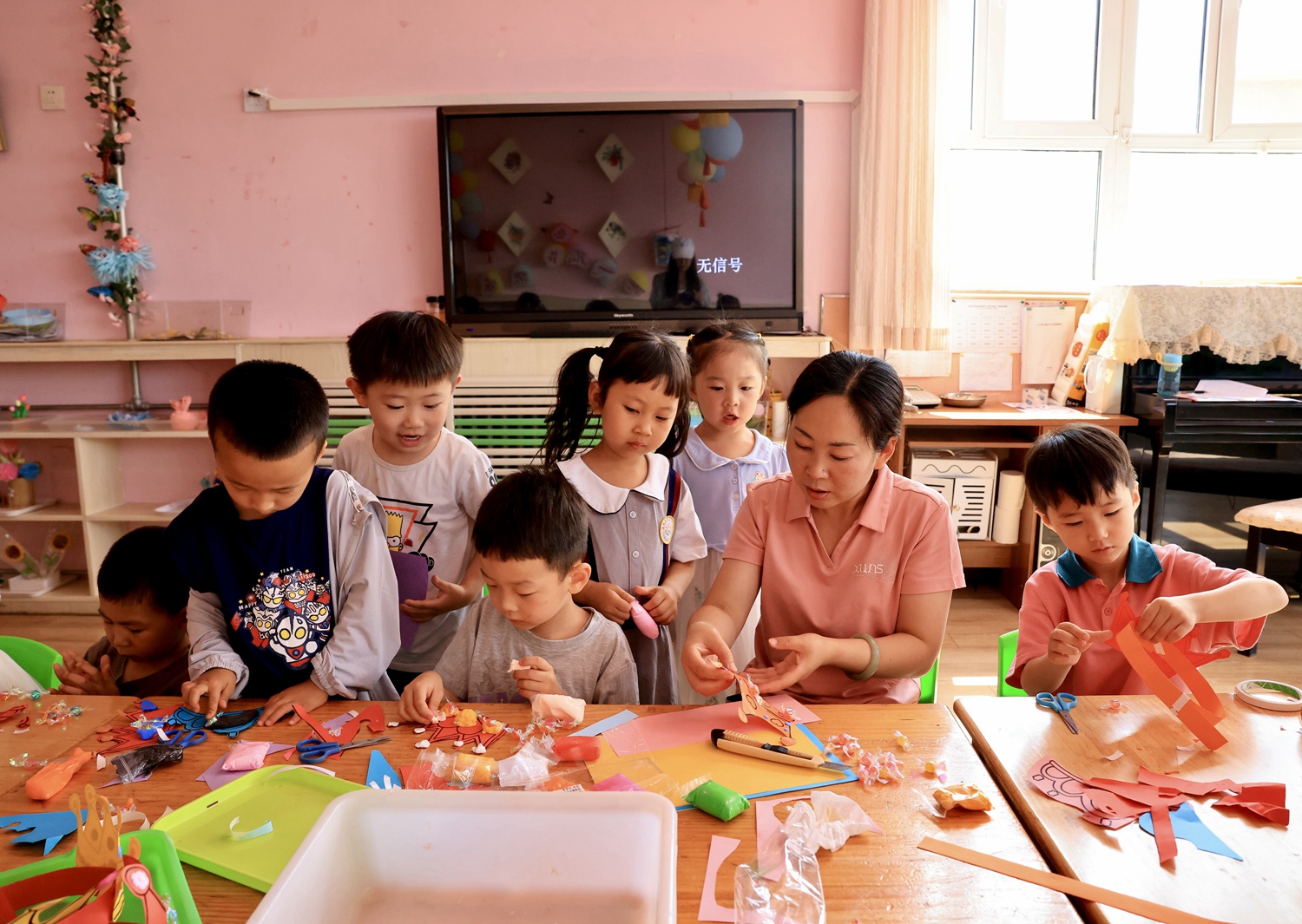 保定市满城区：多彩活动庆“六一”儿童节_fororder_教师为幼儿做剪纸示范 摄影 郝磊晶