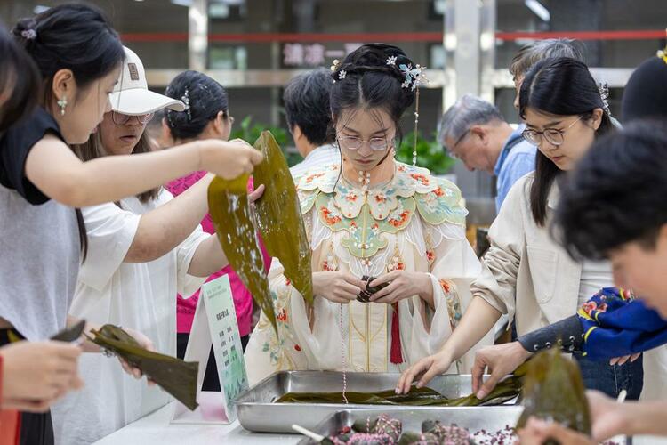 大学校园里体验端午传统文化