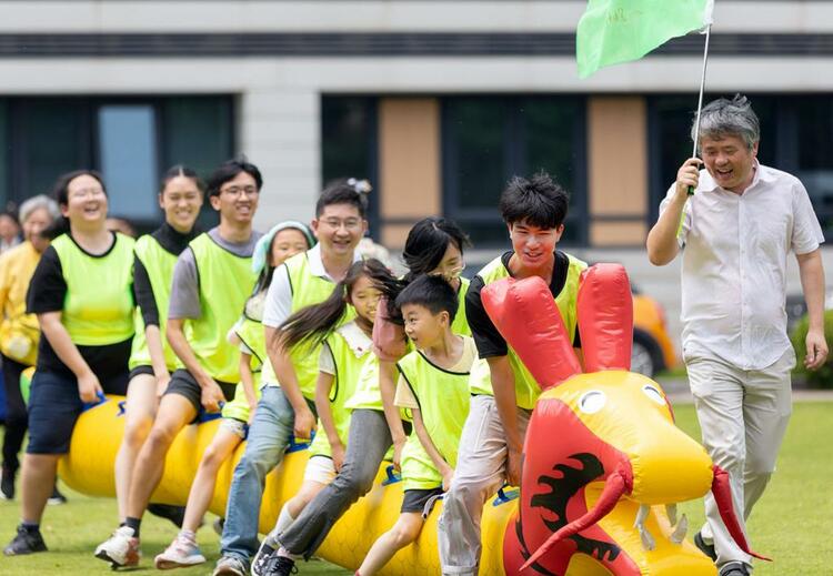 大学校园里体验端午传统文化