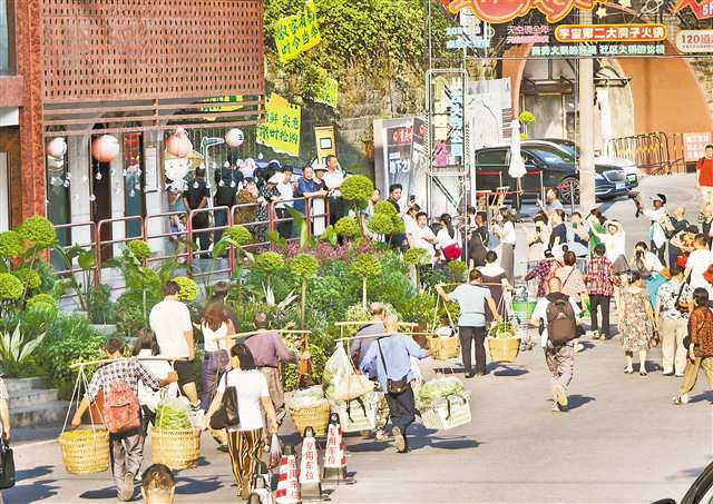 防空洞菜市折射重庆民生为大