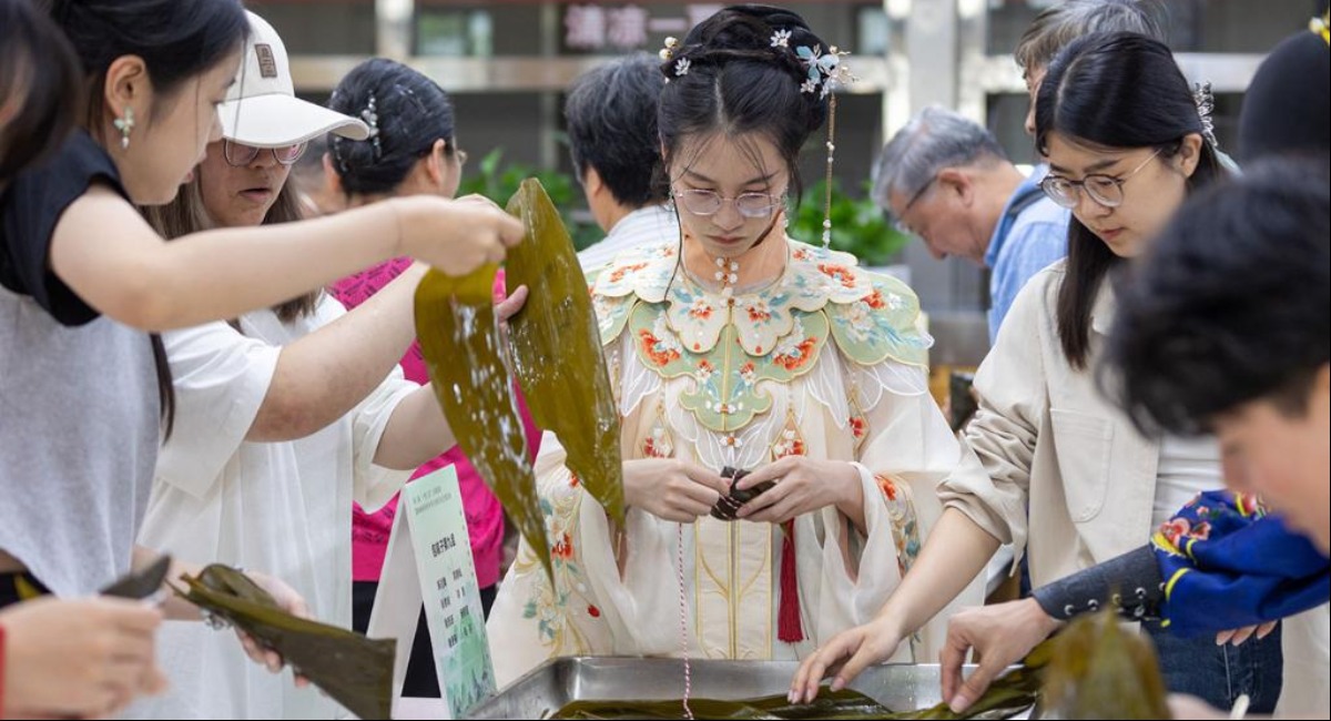 大学校园里体验端午传统文化