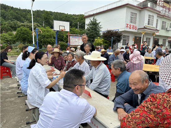 信阳市商城县：品味浓情端午 弘扬传统文化_fororder_热心看诊 商城县委统战部供图