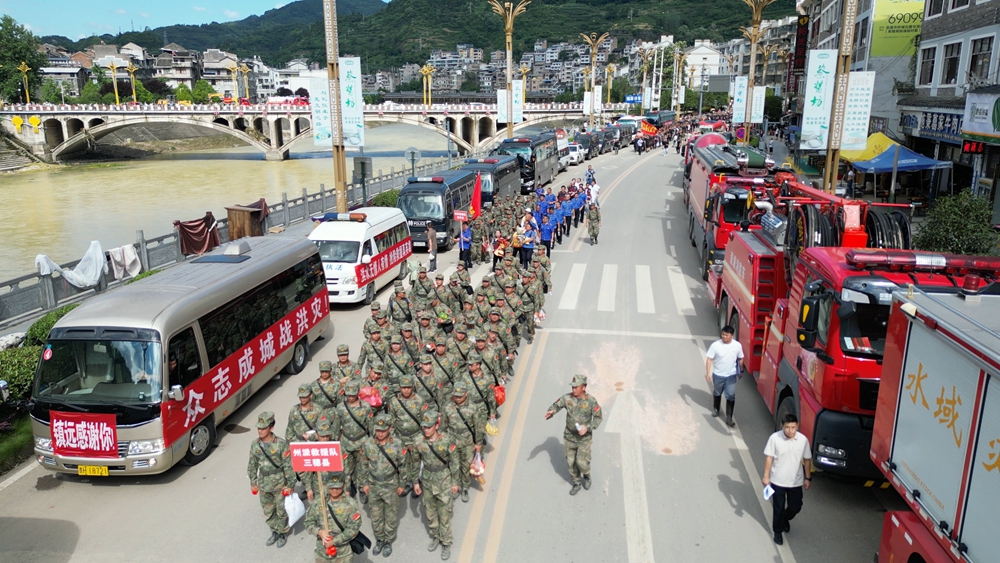 贵州镇远：市民欢送各地抢险救灾驰援队伍_fororder_赴镇远县抗洪抢险驰援队伍完成任务撤离返程（江春健  摄）