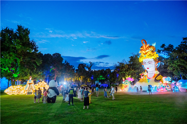 武汉植物园“洛神繁花夜”东湖光影潮玩节夜游活动启幕_fororder_图片5