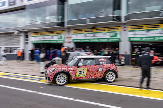 全新MINI John Cooper Works荣获纽博格林24小时耐力赛小组冠军_fororder_image003