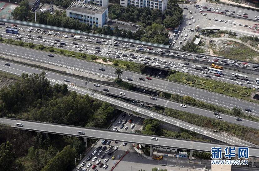 广东高速公路迎来“五一”返程客流高峰