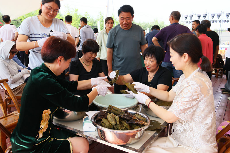 南阳市西峡县举办屈原文化旅游宣传推广月活动_fororder_村民在包粽子 摄影 王小军.JPG