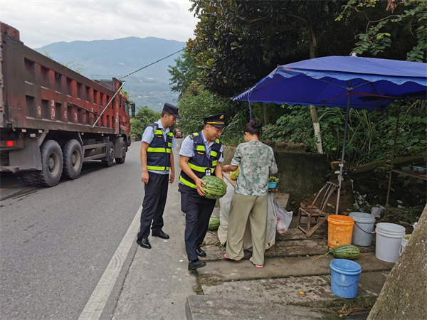 重庆奉节：整治路域环境 提升景区形象_fororder_图片1