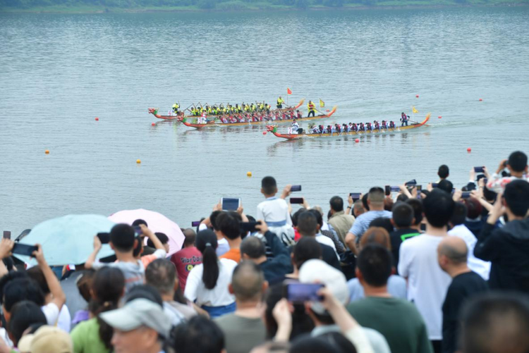 14条龙舟奋楫中流庆端午 湖南湘潭举办“甲辰龙腾 祥瑞莲城”龙舟邀请赛_fororder_图片2