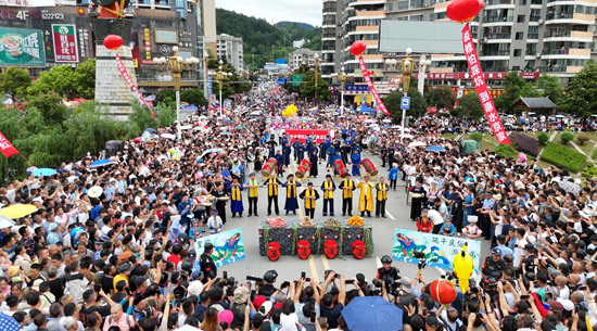 贵州惠水：花样庆端午 多彩民俗感受文化魅力_fororder_巡游活动现场 (1)