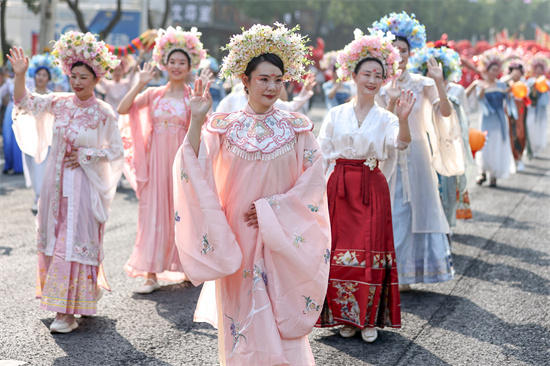 800人巡游队伍吆喝“尅龙虾”_fororder_微信图片_20240613112459