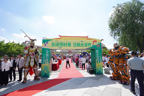 东方语学院展区，同学们以“新质生产力+文旅+语言”为核心，设计了15个中外文旅之门，展现东方国家的文旅特色 供图 吉林外国语大学_fororder_图片20