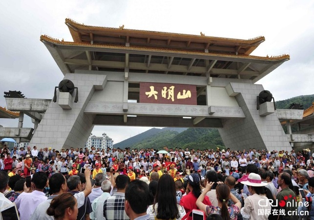 [唐已审][供稿]“五一”南宁大明山歌圩火爆上演