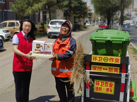 铁岭市烟草专卖局（公司）开展志愿服务活动 为一线劳动者送礼物_fororder_铁岭烟草1