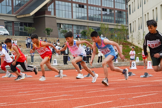 贵州威宁第二届中小学生田径运动会开幕_fororder_6月14日，在威宁县第二届中小学生田径运动会现场，运动员们闻令飞奔。（赵庆能 摄）.JPG