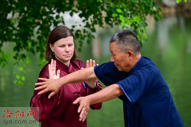 “老外”迷上中国功夫 来洛拜师学太极拳