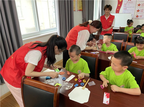 信阳市浉河区：“青”注活力 “城”就未来_fororder_大学生志愿者走进社区