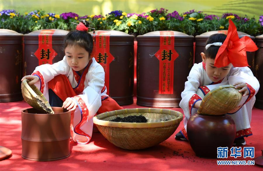 北京八大处茶文化节再现传统封茶大典