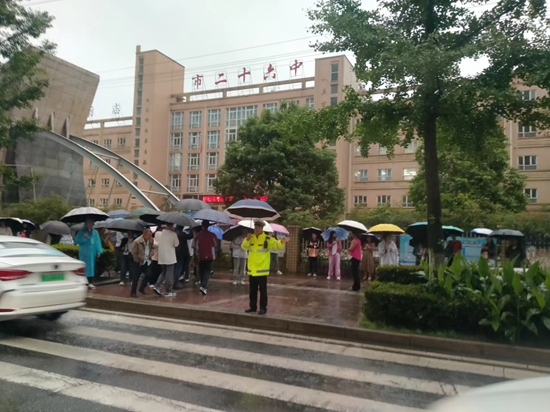 六盘水市钟山区各部门闻“汛”而动保平安_fororder_交警维护中考考场周边交通秩序