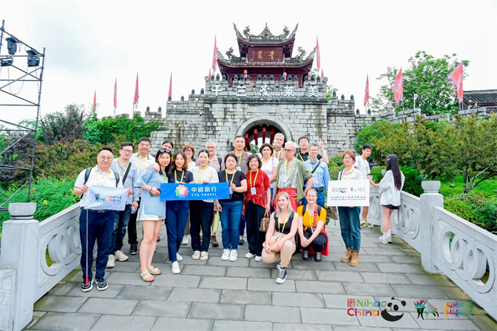 欧洲旅行商开启贵州第一站 打卡青岩古镇和青云市集