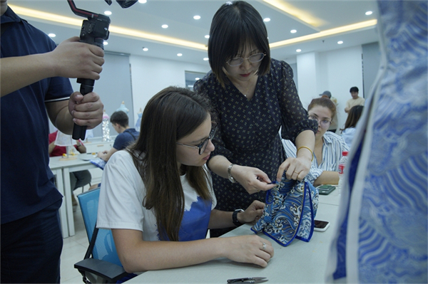 （等图）“国际范 辽服情——感知中国 魅力辽宁”中外教育文化交流活动在辽宁现代服务职业技术学院举行_fororder_微信图片_20240624180628_副本