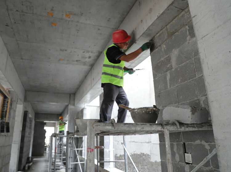 河北涞水：夯实民生工程项目建设 促进义务教育均衡发展_fororder_图为在涞水县三坡学区马各庄小学，工人们正在灌注芯柱。（徐梓钰 摄）.JPG