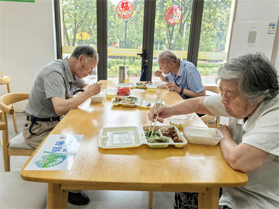 无锡东港：守护老人幸福“食”光_fororder_图片6