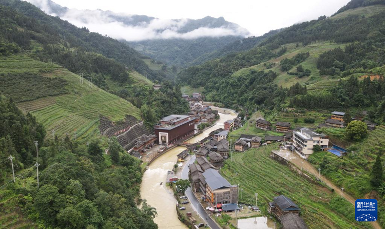 走进广西黄洛瑶寨 探秘“天下第一长发村”