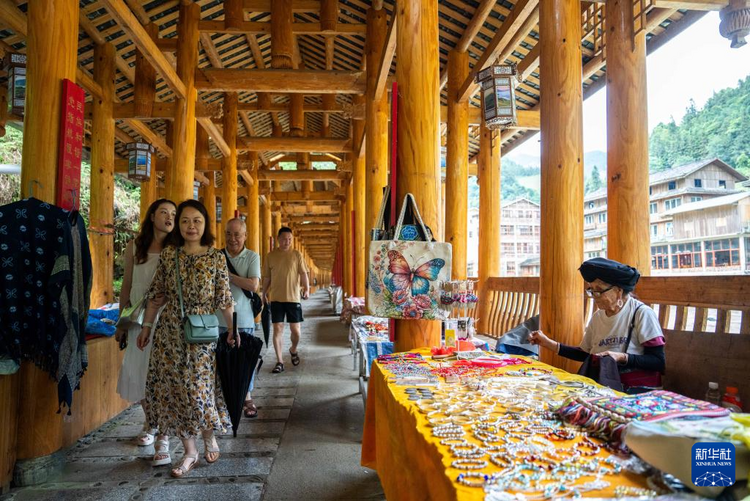 走进广西黄洛瑶寨 探秘“天下第一长发村”