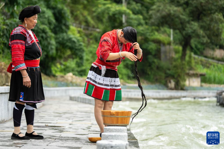 走进广西黄洛瑶寨 探秘“天下第一长发村”