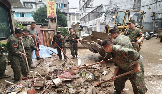 贵州镇远尚寨土家族乡基干民兵奋战抢险救灾一线_fororder_1aa148cba5992de2ee1545194d013c4