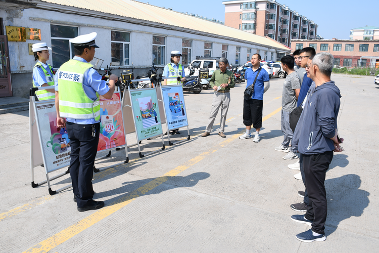 黑龙江省牡丹江穆棱市交警深入辖区驾校开展交通安全宣传活动_fororder_图片1