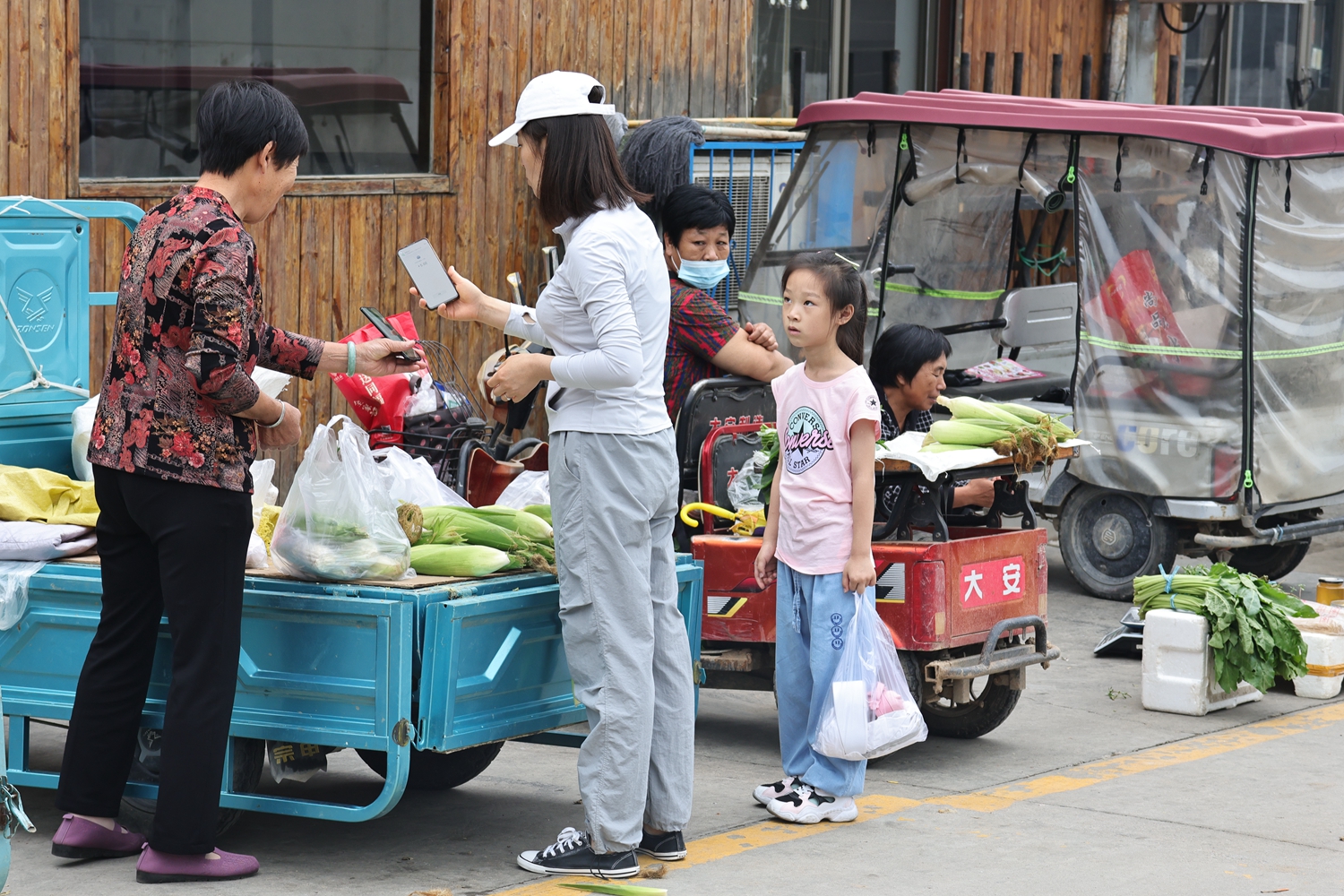 “双争”有我丨保定市满城区：为流动商贩“安家” “烟火气”增文明味_fororder_满城区临时便民服务点 摄影 康胜