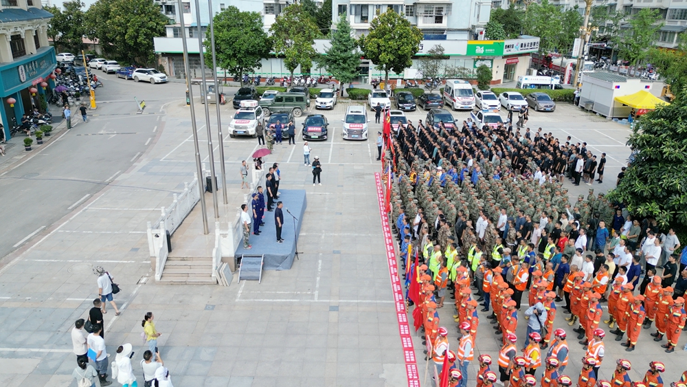 贵州镇远：市民欢送各地抢险救灾驰援队伍_fororder_镇远县欢送抗洪抢险驰援队伍送别会（吴贤和  摄）