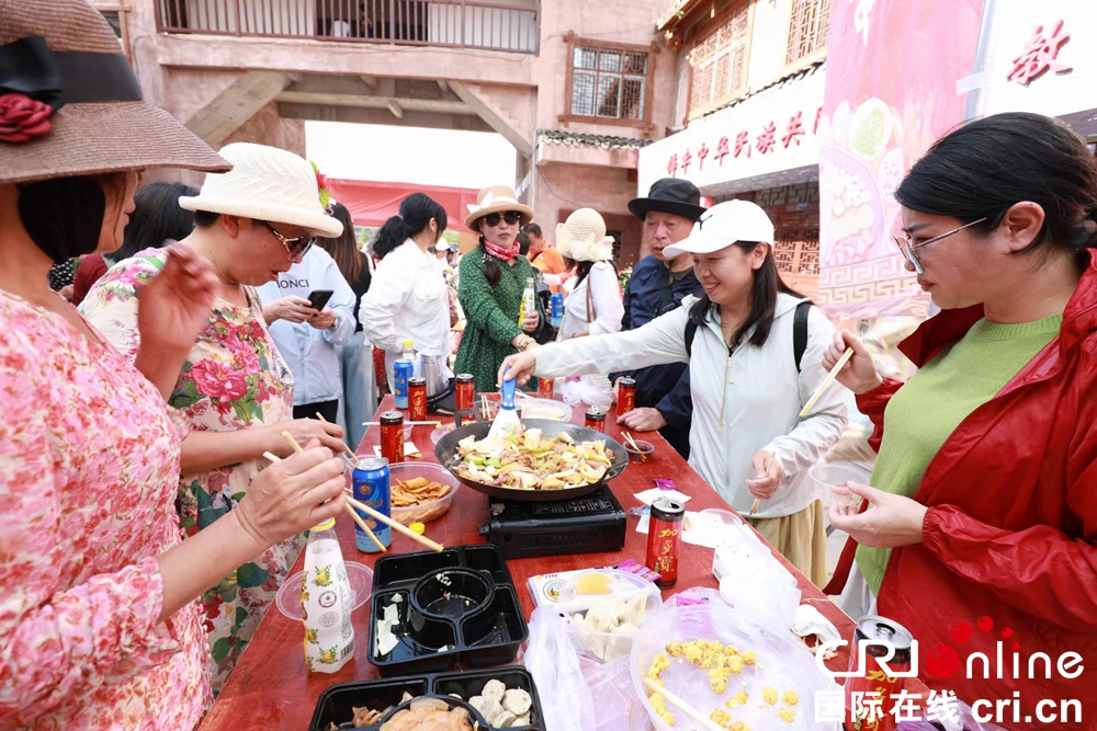 贵州水城海坪街道举行特色烙锅节 游客争“香”品味美食_fororder_77de3db8057cf7556defe56c83204c4