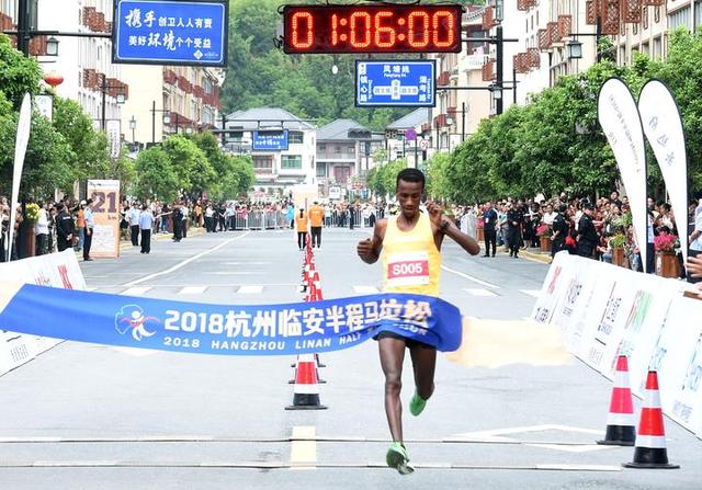 奔跑在乡间田野上 首届杭州临安半程马拉松开跑