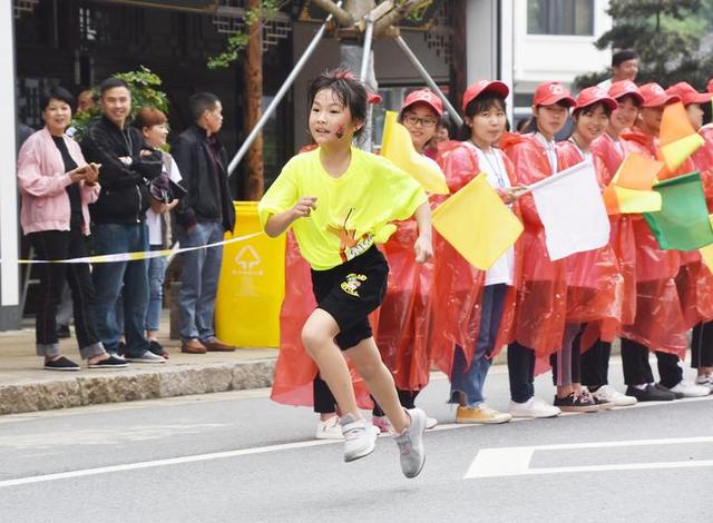 奔跑在乡间田野上 首届杭州临安半程马拉松开跑