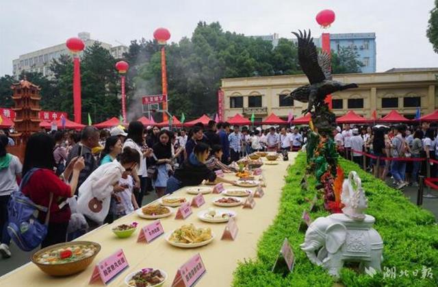 华师举行美食文化节