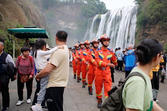 贵州安顺黄果树：消防员为景区安全旅游保驾护航_fororder_消防员在瀑布下巡逻执勤.JPG