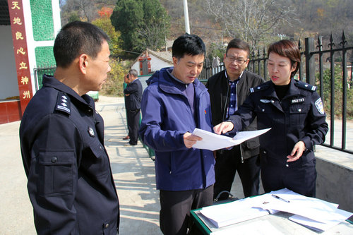 【河南供稿】三门峡市卢氏县公安局长卫振平调研指导脱贫攻坚工作