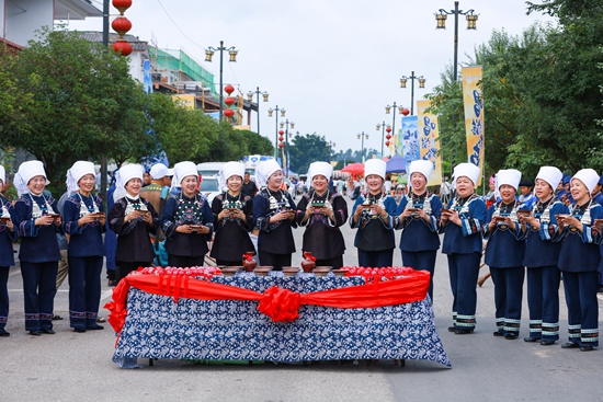 唱乡音 赶乡场 品乡菜 贵州惠水欢度“六月六”_fororder_少数民族群众热情迎接八方宾朋 余雷 摄