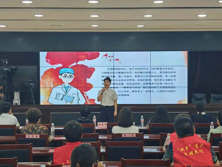 河北承德县举办“‘双争’有我——‘竞技板城’职工志愿服务擂台赛”_fororder_图三：县医院志愿服务队代表进行志愿服务成果展示